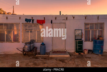 Bilder der weiß getünchten Häuser in dem abgelegenen Dorf Karakul in der Nähe von Karakul See entlang der Pamir Highway in Zentralasien. Stockfoto