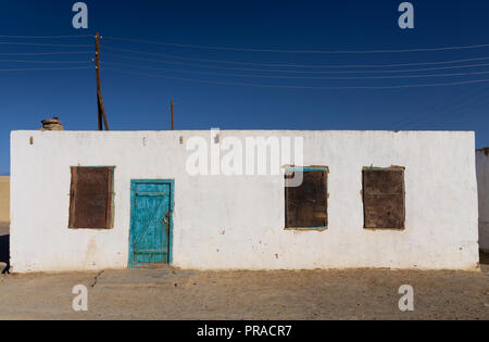 Bilder der weiß getünchten Häuser in dem abgelegenen Dorf Karakul in der Nähe von Karakul See entlang der Pamir Highway in Zentralasien. Stockfoto