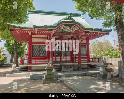 Hilfs Imari glänzen mit kitsune fox Wächter, Oyamazumi Schrein, Imabari, Ehime, Shikoku, Japan Stockfoto