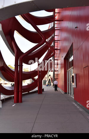 Hinter der Fassade der Petersen Automotive Museum in Los Angeles auf der Miracle Mile. Nur für den redaktionellen Gebrauch bestimmt. Stockfoto