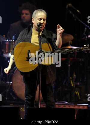 Paul Simon führt in Sting Konzert am BB&T Center in Sunrise, Florida am 15. März 2014. Stockfoto