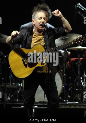 Paul Simon führt in Sting Konzert am BB&T Center in Sunrise, Florida am 15. März 2014. Stockfoto