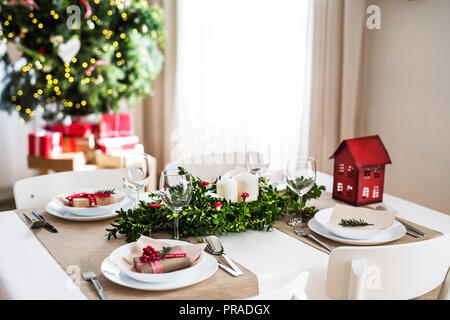 Einen Tisch für ein Abendessen zu Hause an Weihnachten. Stockfoto