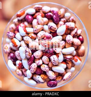 Bunte Bohnen in einem runden Glas. Stockfoto