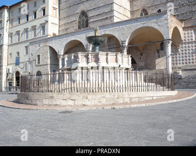 Perugia Umbrien Italien. Piazza IV Novembre Fontana Maggiore, dem mittelalterlichen Brunnen 1275-1278 Arbeit von Arnolfo di Cambio mit Reliefs von Nicola und Gi Stockfoto