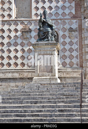 Perugia Umbrien Italien. Die Bronzestatue von Papst Julius III. Vor der Kathedrale von San Lorenzo von Vincenzo Danti1555. Stockfoto