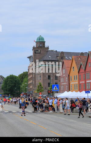 Der Wochenmarkt auf dem UNESCO-Weltkulturerbe Bryggen, zieht Menschen während des traditionellen Torgdagen (Markt) in Bergen, Norwegen. Stockfoto