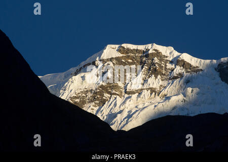 Langtang Nationalpark, Nepal 2102. Morgen leuchtet auf, Spitzen, Langtang Dorf umgeben Stockfoto