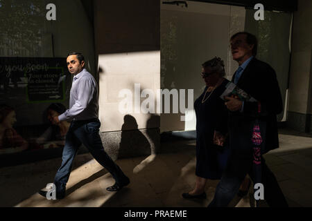 Stadt Arbeitnehmer gehen über Ihr Geschäft während Ihrer Mittagspause, Central London Stockfoto