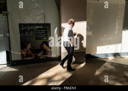 Stadt Arbeitnehmer gehen über Ihr Geschäft während Ihrer Mittagspause, Central London Stockfoto