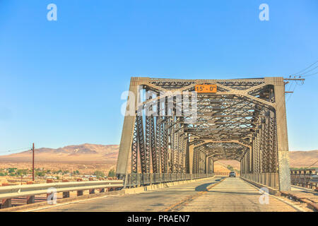 Eiserne Brücke über die Eisenbahn in Barstow Kalifornien auf der historischen Route 66 mit Mojave Wüste auf dem Hintergrund. Nord 1 Street Bridge. Stockfoto