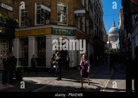 Allgemeine street scene von London City Arbeitnehmer über ihre Geschäft während Ihrer Mittagspause in der Nähe von St. Paul's Cathedral London UK gehen Stockfoto