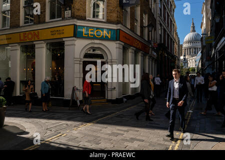 Allgemeine street scene von London City Arbeitnehmer über ihre Geschäft während Ihrer Mittagspause in der Nähe von St. Paul's Cathedral London UK gehen Stockfoto