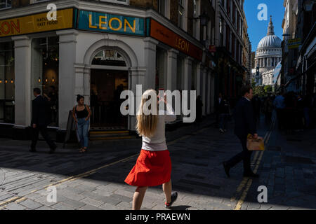 Allgemeine street scene von London City Arbeitnehmer über ihre Geschäft während Ihrer Mittagspause in der Nähe von St. Paul's Cathedral London UK gehen Stockfoto