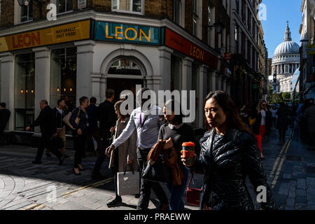 Allgemeine street scene von London City Arbeitnehmer über ihre Geschäft während Ihrer Mittagspause in der Nähe von St. Paul's Cathedral London UK gehen Stockfoto