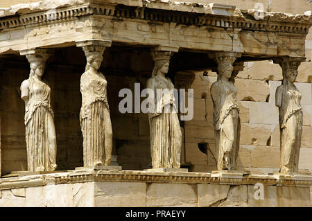 Griechenland. Athen. Akropolis. Erechtheion. Ionischer Tempel, der 421 v. Chr. erbaut wurde durch die Athener Architekten Mnesicles (Pericles Alter). Kariatides (Portal der Karyatiden). Stockfoto