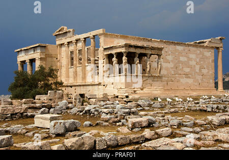 Griechenland. Athen. Akropolis. Erechtheion. Ionischer Tempel, der 421 v. Chr. erbaut wurde durch die Athener Architekten Mnesicles (Pericles Alter). Allgemeine Ansicht der Kariatides (Portal der Karyatiden). Stockfoto