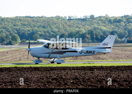 Cessna 172S Skyhawk am Flugplatz Wellesbourne, Warwickshire, Großbritannien (G-Jmke) Stockfoto