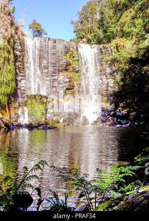 Wairoa Wasserfall - auch als Te Wairere Wasserfall mit Regenbogen - in Kerikeri, weit North District, Northland, Neuseeland, NZ bekannt Stockfoto