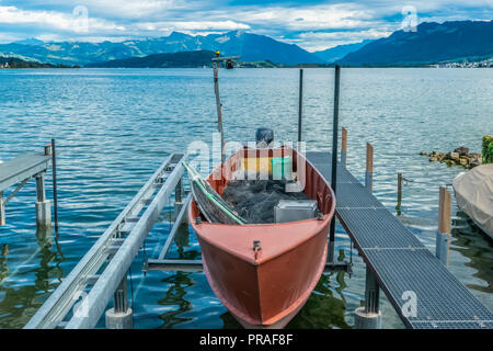 Der kleine Fischerhafen des alten Dorfes von hurden am Ufer des Oberen Zürichsee, Schwyz, Schweiz Stockfoto