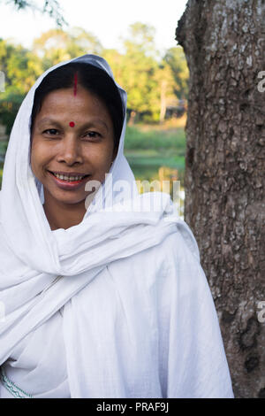 Majuli Island, Assam. Portrait von Frau an religiöse Zentrum Stockfoto