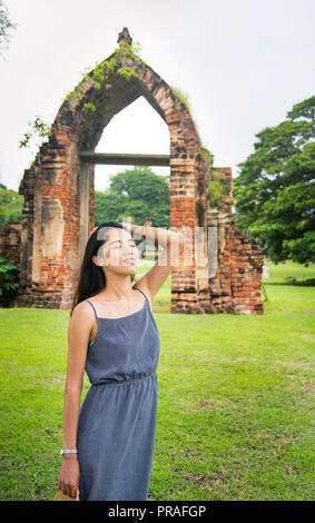 Portrait von chinesischen Frau in Ruinen von Ayutthaya, Thailand Stockfoto