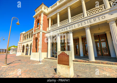 Barstow, Kalifornien, USA - 15. August 2018: Barstow Harvey Haus oder Railroad Depot, befindet sich in einem historischen Gebäude zu Hause: Amtrak Station, öffentliche Gebäude, Büros, Handelskammer, Visitor Center. Stockfoto