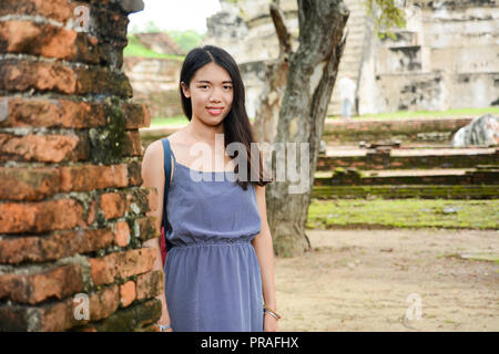 Portrait von chinesischen Frau in Ruinen von Ayutthaya, Thailand Stockfoto