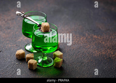 Gläser Absinth mit braunem Zucker Stockfoto