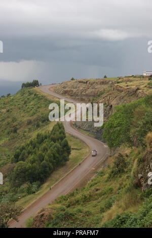 Luftaufnahme der gewundenen Straße in Kapchorwa Stadt auf Mount Elgon im Osten Ugandas. Stockfoto