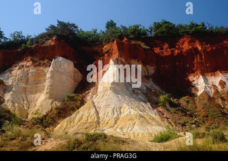 Die farbigen Klippen, das Ergebnis von Ocker Extraktion, an der Colorado Provencal de Rustrel im Luberon Region im Süden von Frankreich. Stockfoto