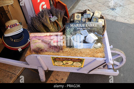 Eine neuartige Darstellung der touristischen Geschenke außerhalb eines Shop, spezialisiert auf provenzalischen Dinge, auf der Basis von Lavendel, im südfranzösischen Stadt Apt.