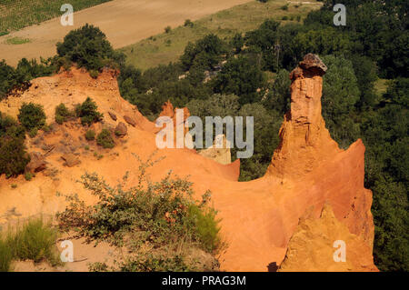 Die farbigen Klippen, das Ergebnis von Ocker Extraktion, an der Colorado Provencal de Rustrel im Luberon Region im Süden von Frankreich. Stockfoto