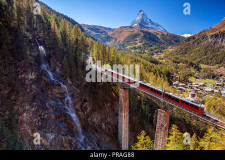 Zermatt, Schweiz. Bild der Schweizer Alpen mit Gornergrad Touristenzug, Wasserfall und das Matterhorn in Wallis. Stockfoto