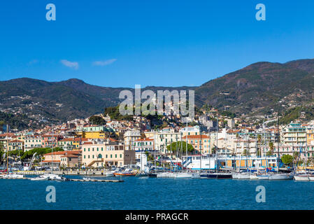 Sanremo, Italien - 14. November 2017 - Sonniger Tag Blick vom Meer mit Booten und Yachten in der Altstadt von Sanremo (La Pigna) und Madonna della Costa C Stockfoto