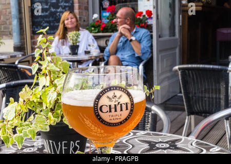 Ein bedrucktes Glas ti Ch'Lagerbier auf L'Univers bar Tisch, Bergues, Nord-Pas-de-Calais, Ile-de-France, Frankreich Stockfoto