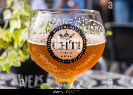 Ein bedrucktes Glas ti Ch'Lagerbier auf L'Univers bar Tisch, Bergues, Nord-Pas-de-Calais, Ile de France, Frankreich Stockfoto