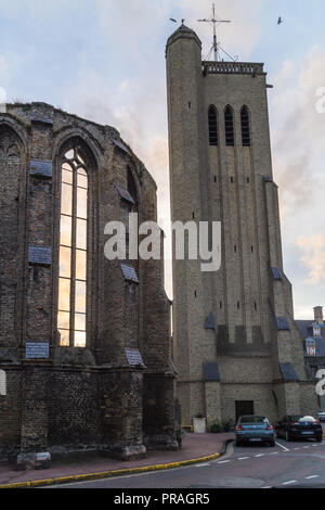 Katholische Kirche Saint-Martin, restauriert von Paul und Jean Gélis, 1959, Bergues, Nord-Pas-de-Calais, Ile de France, Frankreich Stockfoto