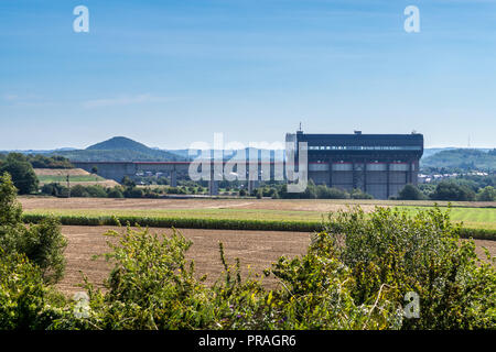 Schiffshebewerk Strépy-Thieu,, 1980-2002, Le Roeulx, Mons, Hainaut, Belgien, von der Autobahn E42 Tankstelle gesehen an Thieu Stockfoto