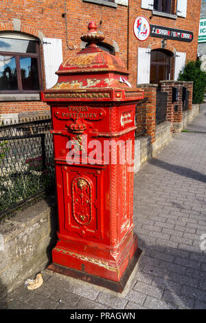 Vintage red Gusseisen Briefkasten, Rochefort, Belgien Stockfoto