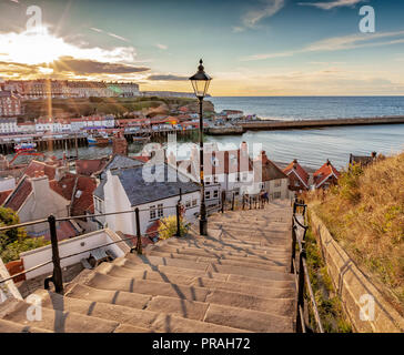 Schönen Sonnenuntergang über 199 Schritte in Whitby, North Yorkshire, England Stockfoto