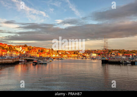 Wunderschöne Sonnenuntergang über dem Hafen mit Booten und England Yatchs in whitby, North Yorkshire coast Stockfoto