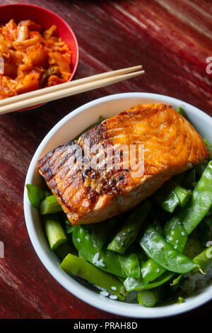 Gegrillter Lachs auf Schnee Erbsen an klebrigen Reis Restaurant Fells Point Baltimore Maryland Stockfoto