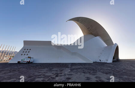 Teneriffa, SPANIEN - 20. August: (Anmerkung des Editors: ein Polarisationsfilter war für dieses Bild verwendet.) Das Auditorio de Tenerife (Auditorium von Teneriffa) in Santa Cruz de Tenerife am 20. August zu sehen ist, 2018 in Teneriffa, Spanien. Das moderne Gebäude wurde von Santiago Calatrava Valls konzipiert. Stockfoto