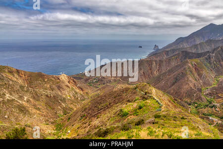 Teneriffa, SPANIEN - 20. August: (Anmerkung des Editors: Bild ist ein digital [High Dynamic Range, HDR] Composite.) Die Los Galiones Felsen sind vom Mirador Risco Mogote Lookout am 20. August zu sehen, 2018 in Teneriffa, Spanien. Die Felsen sind Symbole der wilden Küste auf den nordöstlichen Teil der Insel. Stockfoto