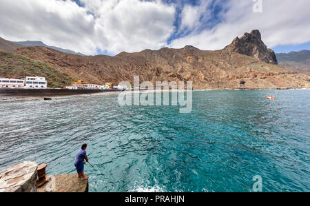 Teneriffa, SPANIEN - 20. August: (Anmerkung des Editors: ein Polarisationsfilter war für dieses Bild verwendet.) Ein Junge Winkel an der Playa Roque de las Bodegas Beach am 20. August 2018 in Teneriffa, Spanien. Der Strand ist Symbol der wilden Küste auf den nordöstlichen Teil der Insel. Stockfoto