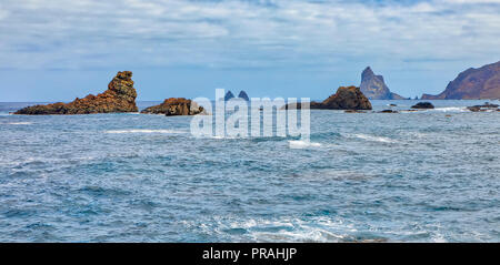 Teneriffa, SPANIEN - 20. August: (Anmerkung des Editors: Bild ist ein digital [High Dynamic Range, HDR] Composite.) Die Los Galiones Felsen sind an Almáciga am 20. August zu sehen, 2018 in Teneriffa, Spanien. Die Felsen sind Symbole der wilden Küste auf den nordöstlichen Teil der Insel. Stockfoto