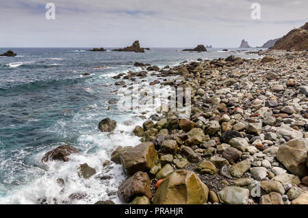 Teneriffa, SPANIEN - 20. August: (Anmerkung des Editors: Bild hat Digital verbessert worden.) Die Los Galiones Felsen an Almáciga am 20. August zu sehen sind, 2018 in Teneriffa, Spanien. Die Felsen sind Symbole der wilden Küste auf den nordöstlichen Teil der Insel. Stockfoto