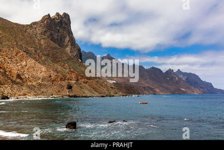 Teneriffa, SPANIEN - 20. August: (Anmerkung des Editors: ein Polarisationsfilter war für dieses Bild verwendet.) Menschen baden an der Playa Roque de las Bodegas Beach am 20. August 2018 in Teneriffa, Spanien. Der Strand ist Symbol der wilden Küste auf den nordöstlichen Teil der Insel. Stockfoto