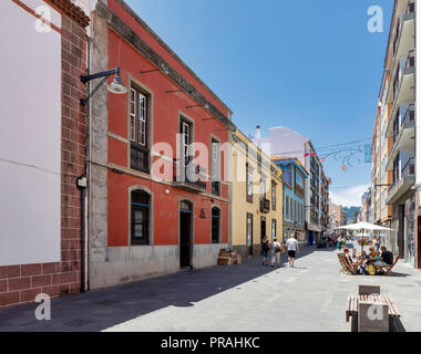 Teneriffa, SPANIEN - 20. August: (Anmerkung des Editors: Bild hat Digital verbessert worden.) Die Calle Obispo Rey Redondo Straße in San Cristóbal de La Laguna am 20. August zu sehen ist, 2018 in Teneriffa, Spanien. San Cristóbal de La Laguna war die ehemalige Hauptstadt der Insel, und es ist Teil des UNESCO Weltkulturerbes. Stockfoto